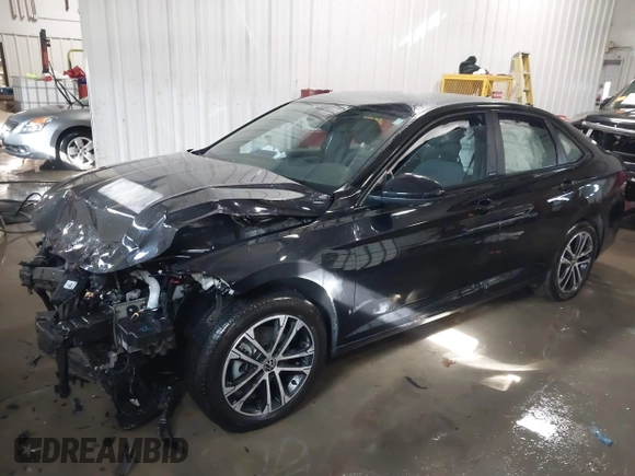 2025 Volkswagen Jetta Sport z VIN 3VWBX7BU2SM017442, wystawiony jako IAAI lot #41387314 z przebiegiem 1 498 mil mil oraz . Historia ofert i sprzedaży dostępna na DreamBid. Obrazek 2.