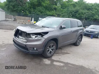 2016 Toyota Highlander XLE z VIN 5TDJKRFHXGS258923, wystawiony jako IAAI lot #42372340 z przebiegiem 181 438 mil mil oraz . Historia ofert i sprzedaży dostępna na DreamBid. Obrazek 17.