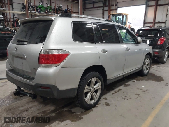 2013 Toyota Highlander Limited z VIN 5TDDK3EH3DS244711, wystawiony jako IAAI lot #41056732 z przebiegiem 156 968 mil mil oraz . Historia ofert i sprzedaży dostępna na DreamBid. Obrazek 4.