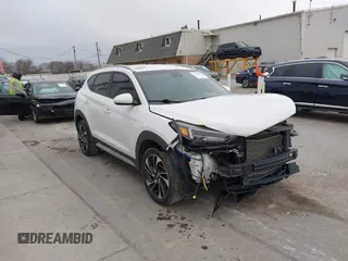 2019 Hyundai Tucson Sport z VIN KM8J33AL6KU838403, wystawiony jako IAAI lot #41989416 z przebiegiem 93 757 mil mil oraz . Historia ofert i sprzedaży dostępna na DreamBid. Obrazek 1.