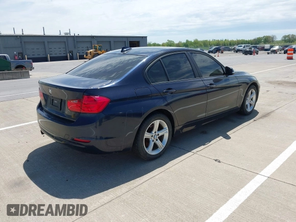 2013 BMW 3 Series 320i xDrive z VIN WBA3C3C54DF981821, wystawiony jako IAAI lot #42252523 z przebiegiem 109 260 mil mil oraz . Historia ofert i sprzedaży dostępna na DreamBid. Obrazek 4.