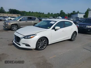 2018 Mazda 3 Touring z VIN 3MZBN1L35JM210093, wystawiony jako IAAI lot #39810891 z przebiegiem 110 052 mil mil oraz . Historia ofert i sprzedaży dostępna na DreamBid. Obrazek 2.