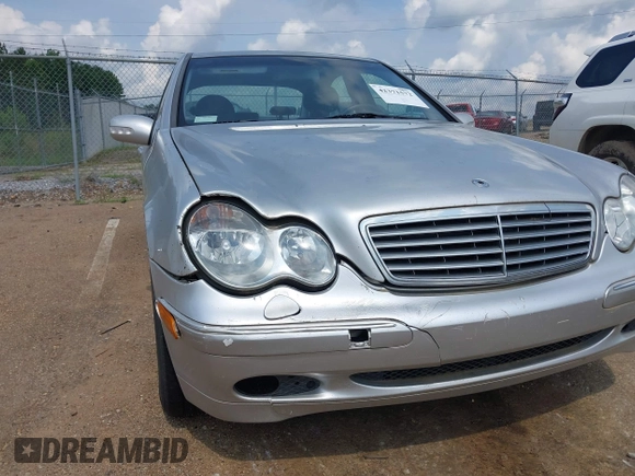 2003 Mercedes-Benz C 320 z VIN WDBRF64J73F341438, wystawiony jako IAAI lot #42371572 z przebiegiem 228 061 mil mil oraz . Historia ofert i sprzedaży dostępna na DreamBid. Obrazek 6.
