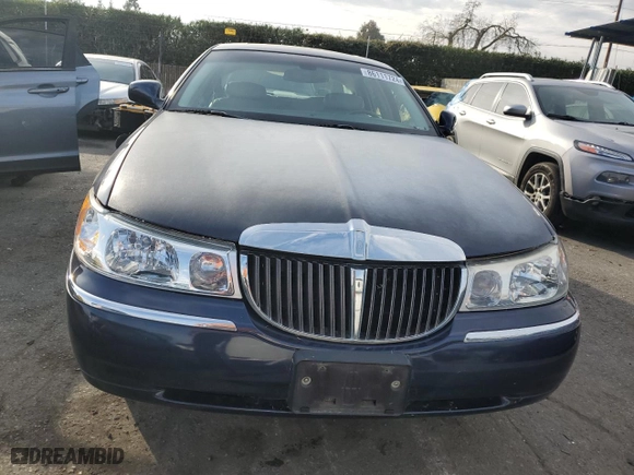 2002 Lincoln Town Car Sig. with VIN 1LNHM82W42Y667158, listed as a Copart auction lot 86111724 with 175,050 mi miles and Salvage Title. Bid and sale history available at carsss.com. Image 5.