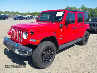 2023 Jeep Wrangler Sahara z VIN 1C4JJXP63PW568190, wystawiony jako IAAI lot #42133650 z przebiegiem 32 347 mil mil oraz . Historia ofert i sprzedaży dostępna na DreamBid. Obrazek 2.