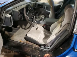 1987 Pontiac Fiero z VIN 1G2PF11R6HP237261, wystawiony jako Copart lot #85061534 z przebiegiem Nie podano mil oraz Czysty tytuł • Clean title. Historia ofert i sprzedaży dostępna na DreamBid. Obrazek 7.