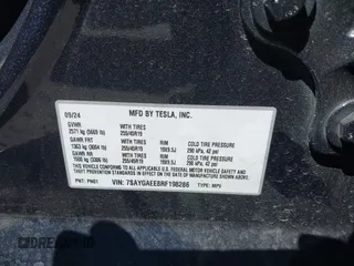 2024 Tesla Model Y Long Range z VIN 7SAYGAEE8RF198286, wystawiony jako IAAI lot #41950454 z przebiegiem 7 611 mil mil oraz . Historia ofert i sprzedaży dostępna na DreamBid. Obrazek 9.