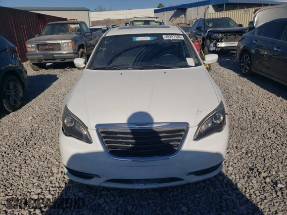 2013 Chrysler 200 Touring z VIN 1C3CCBBG8DN716555, wystawiony jako Copart lot #48287105 z przebiegiem 132 807 mil mil oraz Czysty tytuł • Clean title. Historia ofert i sprzedaży dostępna na DreamBid. Obrazek 5.