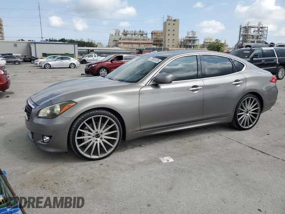 2013 Infiniti M z VIN JN1BY1AP9DM514188, wystawiony jako Copart lot #57634155 z przebiegiem 170 910 mil mil oraz Szkoda całkowita • Salvage title. Historia ofert i sprzedaży dostępna na DreamBid. Obrazek 1.