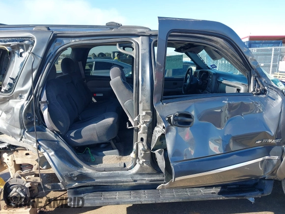 2002 Chevrolet Tahoe LT z VIN 1GNEC13Z42R319646, wystawiony jako IAAI lot #41623259 z przebiegiem 250 430 mil mil oraz . Historia ofert i sprzedaży dostępna na DreamBid. Obrazek 14.