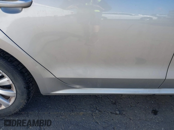 2014 Volkswagen Passat Wolfsburg Edition z VIN 1VWAT7A38EC075514, wystawiony jako IAAI lot #42032834 z przebiegiem 141 015 mil mil oraz . Historia ofert i sprzedaży dostępna na DreamBid. Obrazek 18.