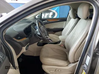2017 Lincoln MKC Select z VIN 5LMCJ2D93HUL34678, wystawiony jako Copart lot #55308415 z przebiegiem 60 242 mil mil oraz Szkoda całkowita • Salvage title. Historia ofert i sprzedaży dostępna na DreamBid. Obrazek 7.