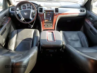 2010 Cadillac Escalade z VIN 1GYUKAEF3AR102057, wystawiony jako Copart lot #55177505 z przebiegiem 168 435 mil mil oraz Tytuł czysty. Historia ofert i sprzedaży dostępna na DreamBid. Obrazek 8.