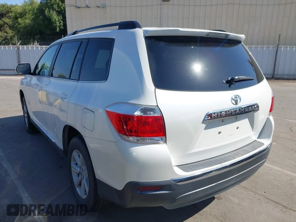 2013 Toyota Highlander z VIN 5TDZK3EH7DS127798, wystawiony jako IAAI lot #42372808 z przebiegiem 176 190 mil mil oraz . Historia ofert i sprzedaży dostępna na DreamBid. Obrazek 3.