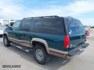 1998 GMC Suburban with VIN 1GKGK26J4WJ734958, listed as a IAAI auction lot 41878070 with 131,528 mi miles. Bid and sale history available at carsss.com. Image 3.