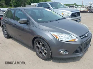 2014 Ford Focus SE z VIN 1FADP3K22EL326648, wystawiony jako IAAI lot #42446257 z przebiegiem 105 168 mil mil oraz . Historia ofert i sprzedaży dostępna na DreamBid. Obrazek 1.