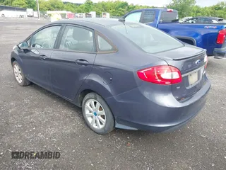 2013 Ford Fiesta SE z VIN 3FADP4BJ3DM142247, wystawiony jako IAAI lot #42337359 z przebiegiem 149 711 mil mil oraz . Historia ofert i sprzedaży dostępna na DreamBid. Obrazek 3.