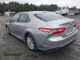 2019 Toyota Camry LE z VIN 4T1B11HK0KU698215, wystawiony jako IAAI lot #42319699 z przebiegiem 54 864 mil mil oraz . Historia ofert i sprzedaży dostępna na DreamBid. Obrazek 3.