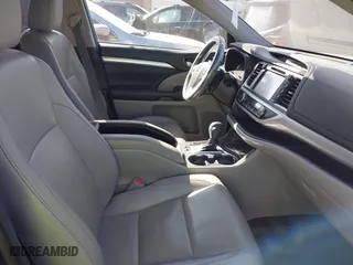 2019 Toyota Highlander SE with VIN 5TDJZRFH1KS603437, listed as a IAAI auction lot 41748341 with 67,814 mi miles. Bid and sale history available at carsss.com. Image 5.