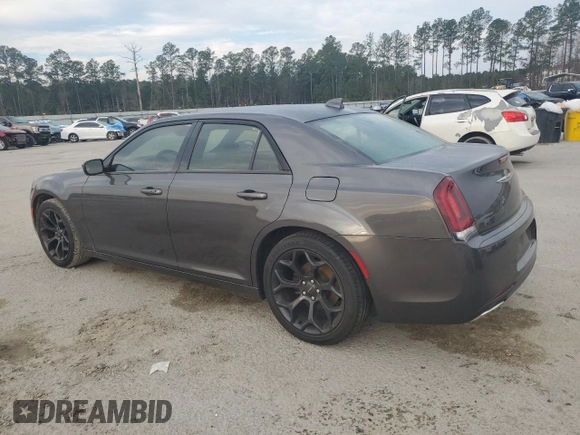 2019 Chrysler 300 S z VIN 2C3CCABG5KH585486, wystawiony jako Copart lot #48126285 z przebiegiem 131 088 mil mil oraz Szkoda całkowita • Salvage title. Historia ofert i sprzedaży dostępna na DreamBid. Obrazek 2.