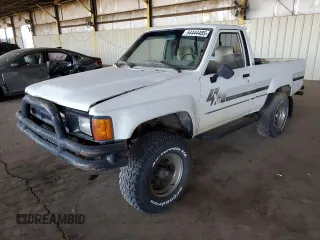 1985 Toyota Pickup z VIN JT4RN60R3F5037405, wystawiony jako Copart lot #54444485 z przebiegiem 225 466 mil mil oraz Czysty tytuł • Clean title. Historia ofert i sprzedaży dostępna na DreamBid. Obrazek 1.