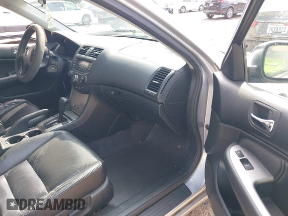 2004 Honda Accord EX z VIN 1HGCM66504A028003, wystawiony jako IAAI lot #42356809 z przebiegiem 227 182 mil mil oraz . Historia ofert i sprzedaży dostępna na DreamBid. Obrazek 5.