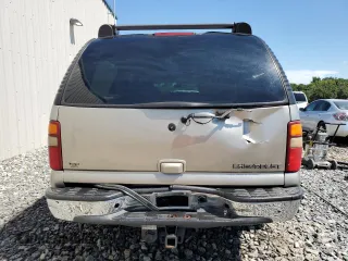 2001 Chevrolet Suburban LT with VIN 3GNFK16T71G261366, listed as a Copart auction lot 66399054 with 303,589 mi miles and Salvage Title. Bid and sale history available at carsss.com. Image 6.