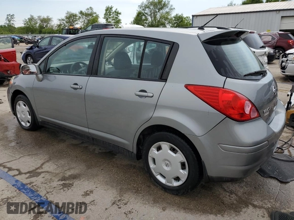 2009 Nissan Versa S z VIN 3N1BC13E59L355648, wystawiony jako Copart lot #57396955 z przebiegiem 67 768 mil mil oraz Szkoda całkowita • Salvage title. Historia ofert i sprzedaży dostępna na DreamBid. Obrazek 2.