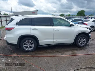 2015 Toyota Highlander XLE z VIN 5TDKKRFHXFS072625, wystawiony jako IAAI lot #42202616 z przebiegiem 121 337 mil mil oraz . Historia ofert i sprzedaży dostępna na DreamBid. Obrazek 14.