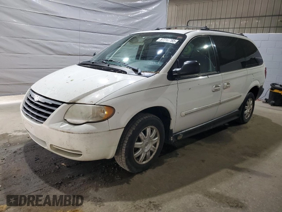 2005 Chrysler Town & Country Touring z VIN 2C4GP54L15R514822, wystawiony jako Copart lot #57710285 z przebiegiem 92 988 mil mil oraz Tytuł czysty. Historia ofert i sprzedaży dostępna na DreamBid. Obrazek 1.