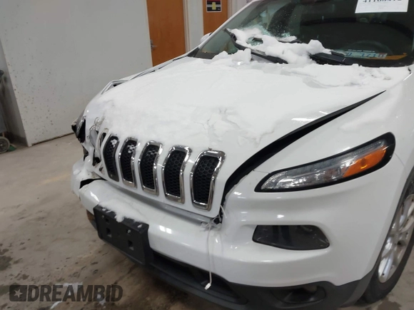 2015 Jeep Cherokee Latitude z VIN 1C4PJMCB4FW635406, wystawiony jako IAAI lot #41168412 z przebiegiem 131 089 mil mil oraz . Historia ofert i sprzedaży dostępna na DreamBid. Obrazek 6.