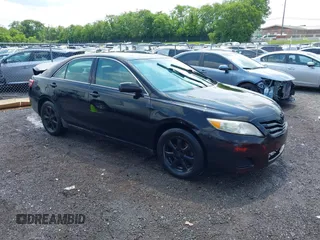 2011 Toyota Camry LE z VIN 4T4BF3EK8BR135484, wystawiony jako IAAI lot #42208049 z przebiegiem 222 138 mil mil oraz . Historia ofert i sprzedaży dostępna na DreamBid. Obrazek 1.