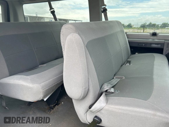 2007 Ford Econoline Passenger XL z VIN 1FMNE11WX7DA31450, wystawiony jako Copart lot #63062985 z przebiegiem 91 651 mil mil oraz Czysty tytuł • Clean title. Historia ofert i sprzedaży dostępna na DreamBid. Obrazek 6.