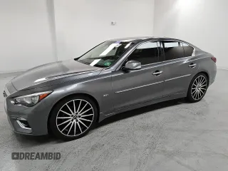 2018 Infiniti Q50 Luxe z VIN JN1EV7AR5JM436949, wystawiony jako Copart lot #51703225 z przebiegiem 59 575 mil mil oraz Czysty tytuł • Clean title. Historia ofert i sprzedaży dostępna na DreamBid. Obrazek 1.