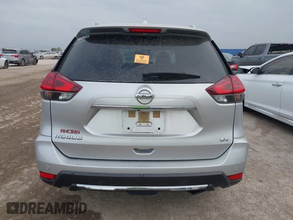 2020 Nissan Rogue SV z VIN JN8AT2MT2LW017772, wystawiony jako IAAI lot #42035440 z przebiegiem 47 503 mil mil oraz . Historia ofert i sprzedaży dostępna na DreamBid. Obrazek 17.