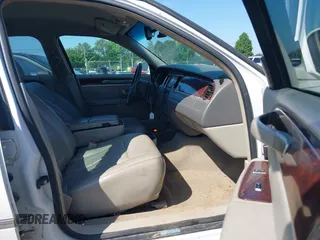2006 Lincoln Town Car Signature z VIN 1LNHM81V46Y634398, wystawiony jako IAAI lot #42140781 z przebiegiem 159 256 mil mil oraz . Historia ofert i sprzedaży dostępna na DreamBid. Obrazek 5.