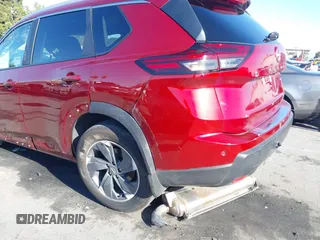 2024 Nissan Rogue SV z VIN 5N1BT3BA9RC705037, wystawiony jako IAAI lot #41827594 z przebiegiem 13 435 mil mil oraz . Historia ofert i sprzedaży dostępna na DreamBid. Obrazek 13.