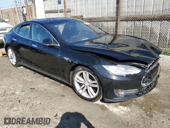 2014 Tesla Model S 60 with VIN 5YJSA1H10EFP58650, listed as a Copart auction lot 45325375 with 105,603 mi miles and Salvage Title. Bid and sale history available at DreamBid. Image 4.