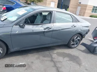2024 Hyundai Elantra Limited z VIN KMHLN4DJ6RU097585, wystawiony jako IAAI lot #42239279 z przebiegiem 4 355 mil mil oraz . Historia ofert i sprzedaży dostępna na DreamBid. Obrazek 6.