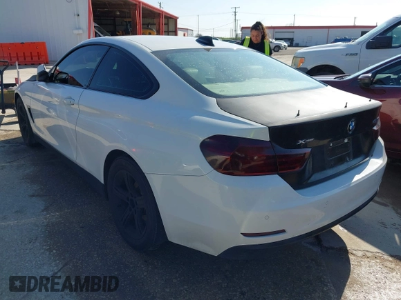 2014 BMW 4 Series 428i xDrive z VIN WBA3N9C50EF722242, wystawiony jako IAAI lot #41526322 z przebiegiem 134 254 mil mil oraz . Historia ofert i sprzedaży dostępna na DreamBid. Obrazek 3.