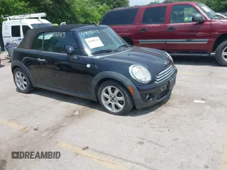 2010 MINI Convertible z VIN WMWMR3C51ATU97251, wystawiony jako IAAI lot #42408143 z przebiegiem 117 315 mil mil oraz . Historia ofert i sprzedaży dostępna na DreamBid. Obrazek 1.