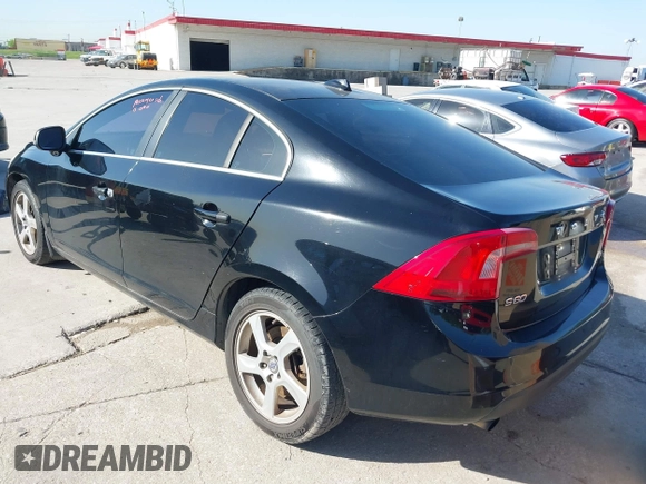 2012 Volvo S60 T5 with VIN YV1622FSXC2109433, listed as a IAAI auction lot 42015178 with 161,895 mi miles. Bid and sale history available at carsss.com. Image 3.