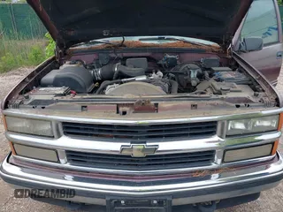 1996 Chevrolet Suburban z VIN 1GNFK16R8TJ397396, wystawiony jako IAAI lot #42367280 z przebiegiem 287 980 mil mil oraz . Historia ofert i sprzedaży dostępna na DreamBid. Obrazek 10.