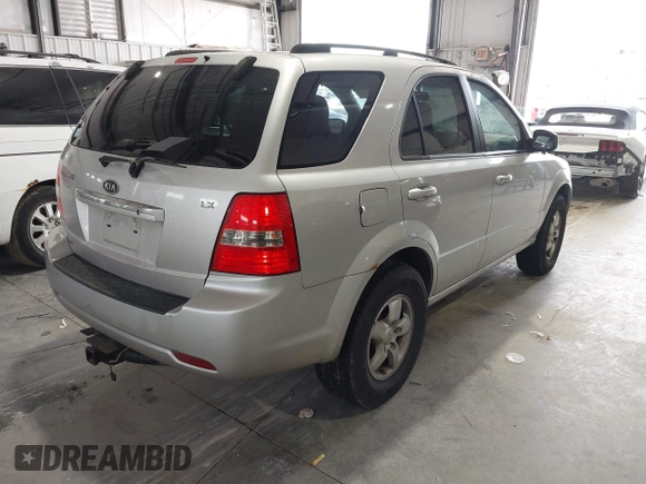 2008 Kia Sorento LX z VIN KNDJC735385786113, wystawiony jako IAAI lot #42140845 z przebiegiem 174 289 mil mil oraz . Historia ofert i sprzedaży dostępna na DreamBid. Obrazek 4.
