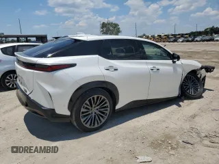 2023 Lexus RZ 450e Premium z VIN JTJAAAAB7PA001851, wystawiony jako Copart lot #57144464 z przebiegiem 3731 mil mil oraz Szkody całkowita. Historia ofert i sprzedaży dostępna na DreamBid. Obrazek 3.