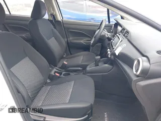 2024 Nissan Versa S z VIN 3N1CN8DV0RL823890, wystawiony jako IAAI lot #42550707 z przebiegiem 35 678 mil mil oraz . Historia ofert i sprzedaży dostępna na DreamBid. Obrazek 1.