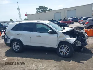 2014 Kia Sorento LX z VIN 5XYKT3A67EG517690, wystawiony jako IAAI lot #42273150 z przebiegiem 152 070 mil mil oraz . Historia ofert i sprzedaży dostępna na DreamBid. Obrazek 14.