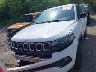 2024 Jeep Compass Latitude with VIN 3C4NJDBN4RT124422, listed as a IAAI auction lot 42152395 with 33,567 mi miles. Bid and sale history available at carsss.com. Image 12.