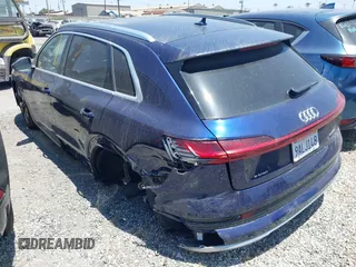 2022 Audi e-tron Premium z VIN WA1AAAGE4NB020119, wystawiony jako IAAI lot #41830433 z przebiegiem 27 591 mil mil oraz . Historia ofert i sprzedaży dostępna na DreamBid. Obrazek 3.