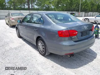 2013 Volkswagen Jetta SE z VIN 3VWDX7AJ8DM399267, wystawiony jako IAAI lot #42687598 z przebiegiem 137 271 mil mil oraz . Historia ofert i sprzedaży dostępna na DreamBid. Obrazek 3.